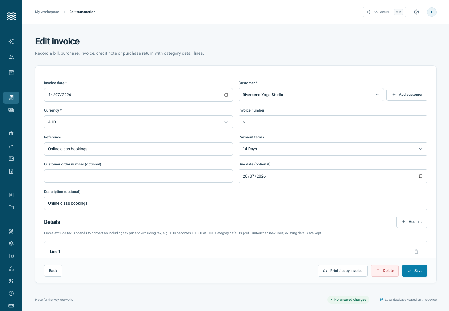 Actual invoice editor showing a demo customer, detail lines and totals.